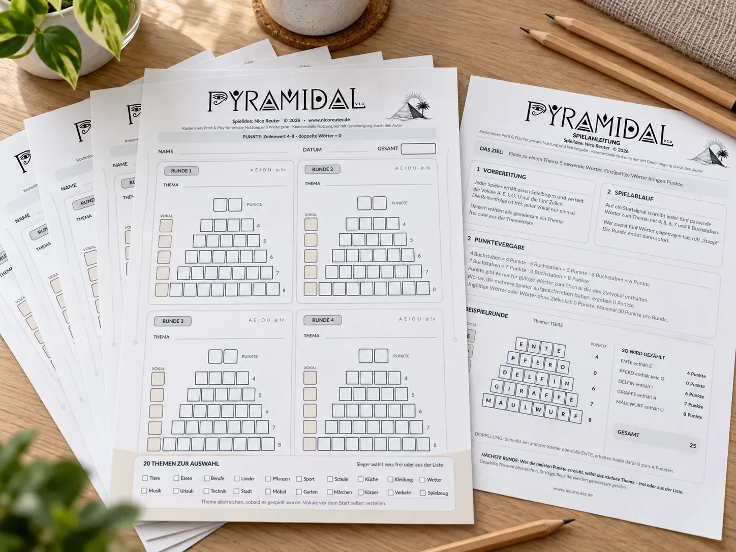 Ausgedruckte PYRAMIDAL-Spielbögen und Anleitung auf einem Tisch